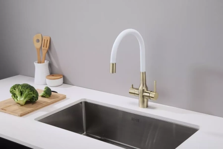 Смеситель для кухни Paulmark Salix Sa213419-BRw, с гибким изливом, бронза / белый