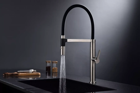 Смеситель для кухни Paulmark Leader Le214101-BS, с гибким изливом, сталь